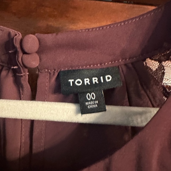 Charming Brown Sleeveless Top with Lace Detail - Picture 2 of 3